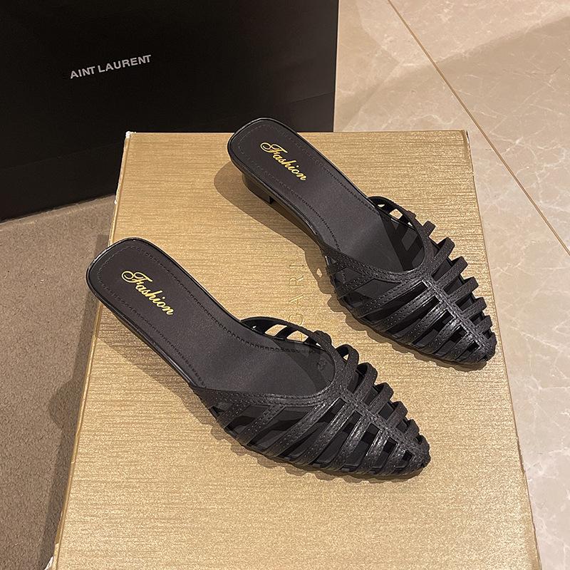 Frühling und Sommer neue Hausschuhe Damen Außenbekleidung Temperament literarisch und retro spitz niedriger dicker Absatz Sandalen Schweinekäfigschuhe