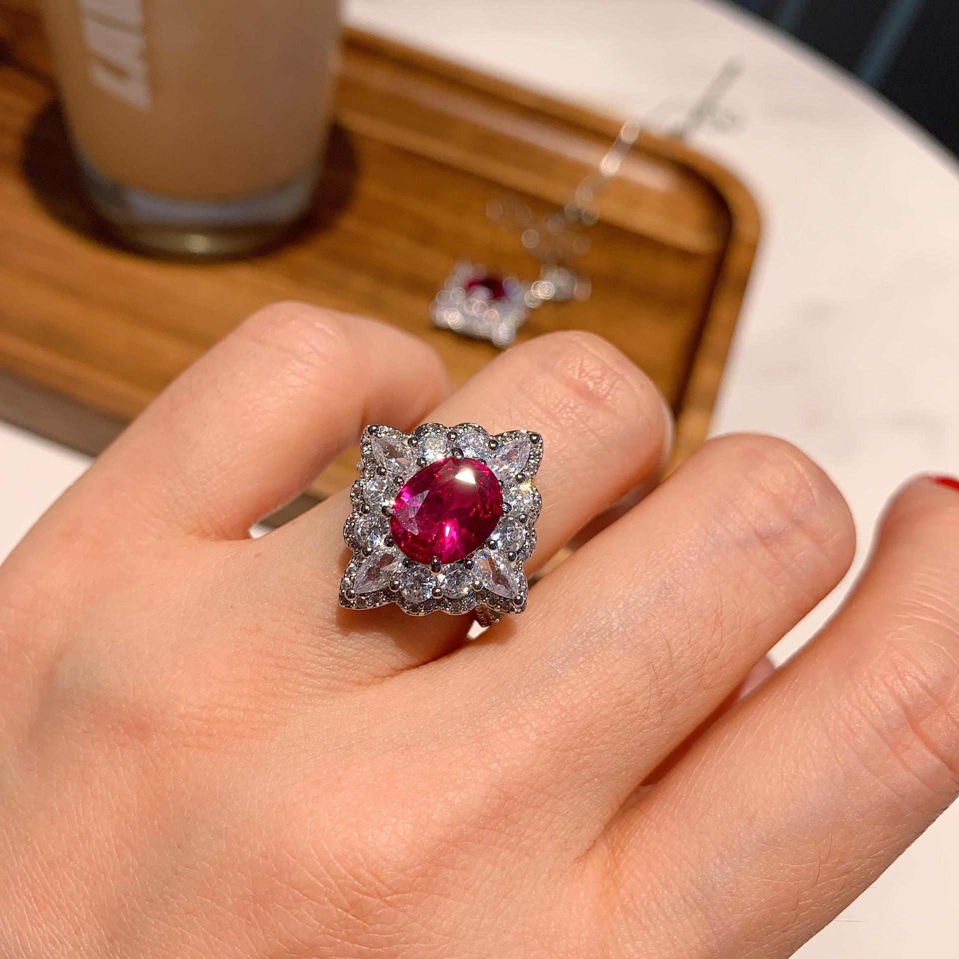 

Ювелирные изделия Популярная имитация Красный стеклянный кулон Ожерелье Основной камень 10 * 12 Кольцо 8 * 10 Комплект