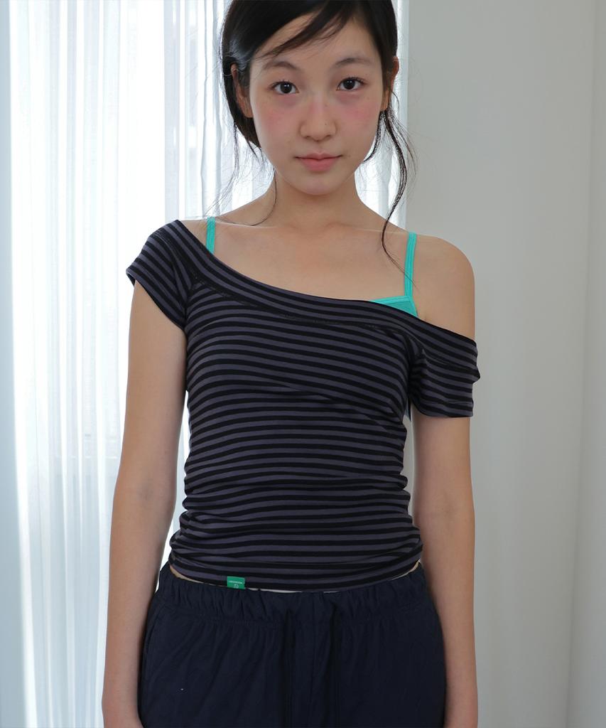 Nokeontencheu 350. U-Neck Petite Tee _ Black