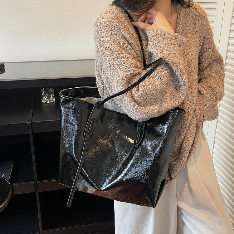 High-End Autumn Leather Tote Bag: Large Capacity, Simple Design Shoulder Bag for Commuting