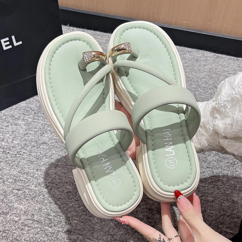 Internet-Berühmtheit Set Zehenkneifer Hausschuhe Damen tragen 2025 neu Sommer Feenstil Flip-Flops dicke Sohle Keilabsatz coole Hausschuhe