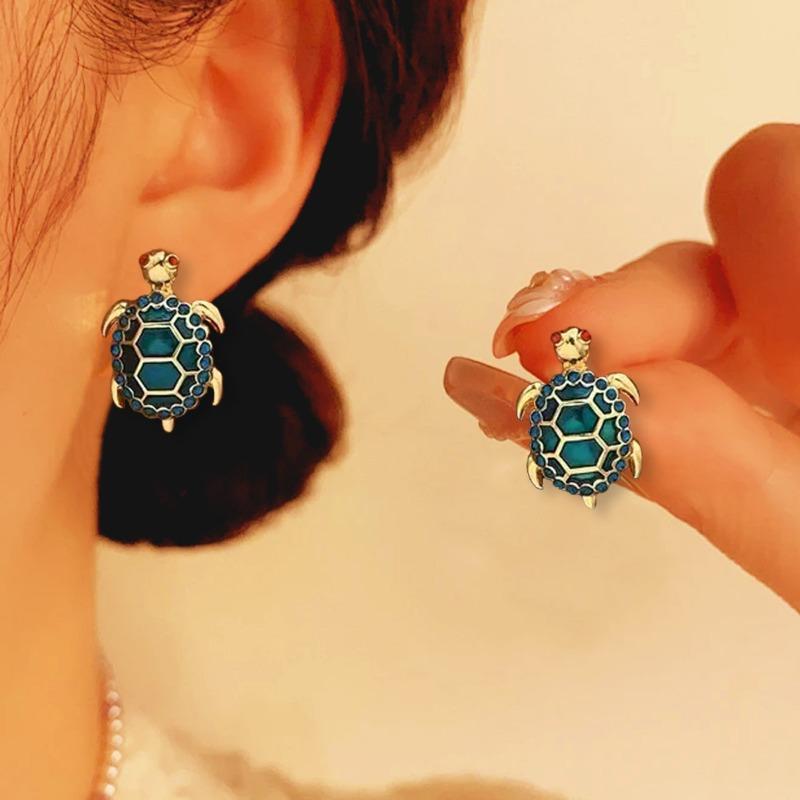 Trendy turtle stud earrings are fashionable and exquisite, cute and niche design, earrings are suitable for everyday parties