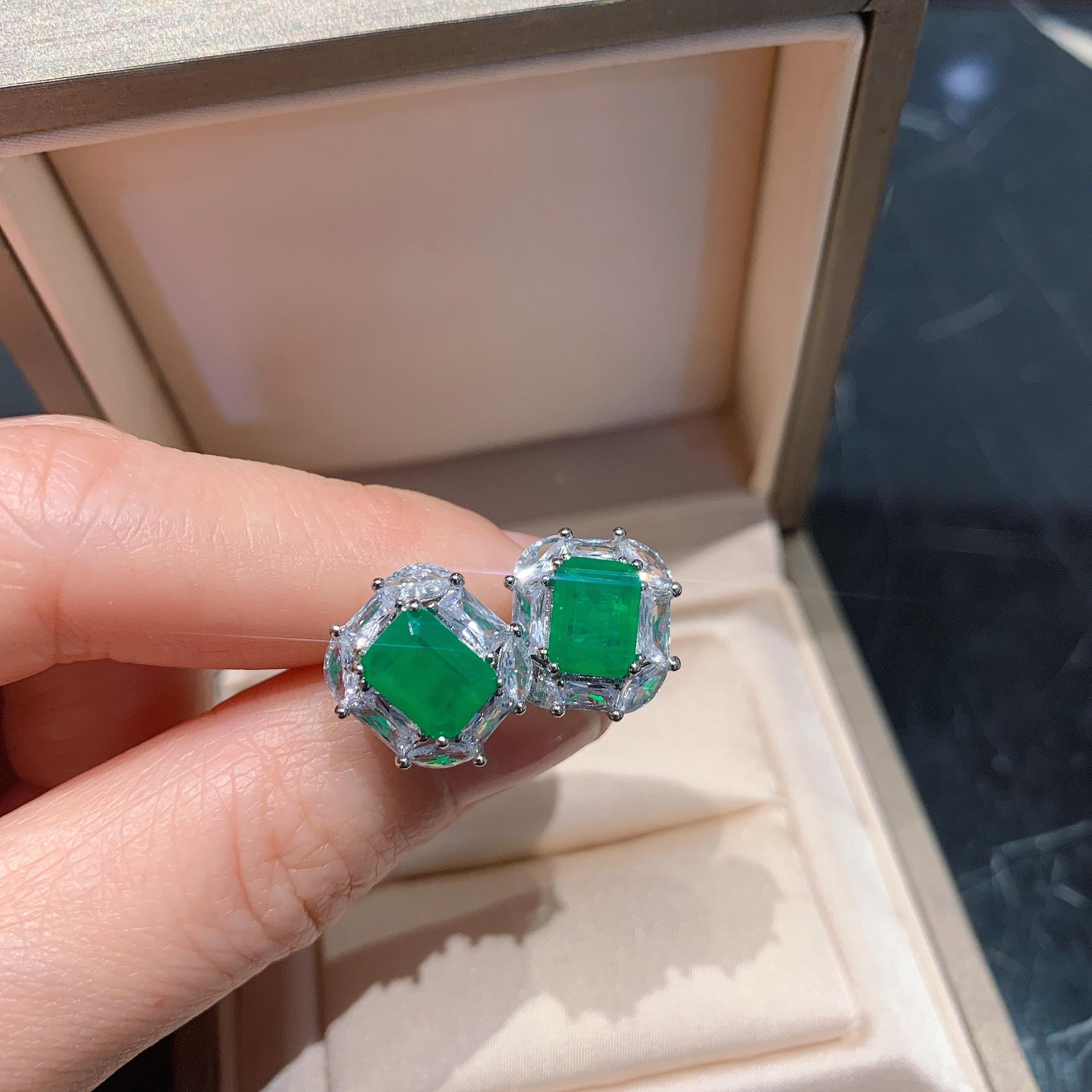 

Retro emerald square stud earrings for women, European and American micro-diamond simulation red pigeon blood geometric earrings for women изумрудный