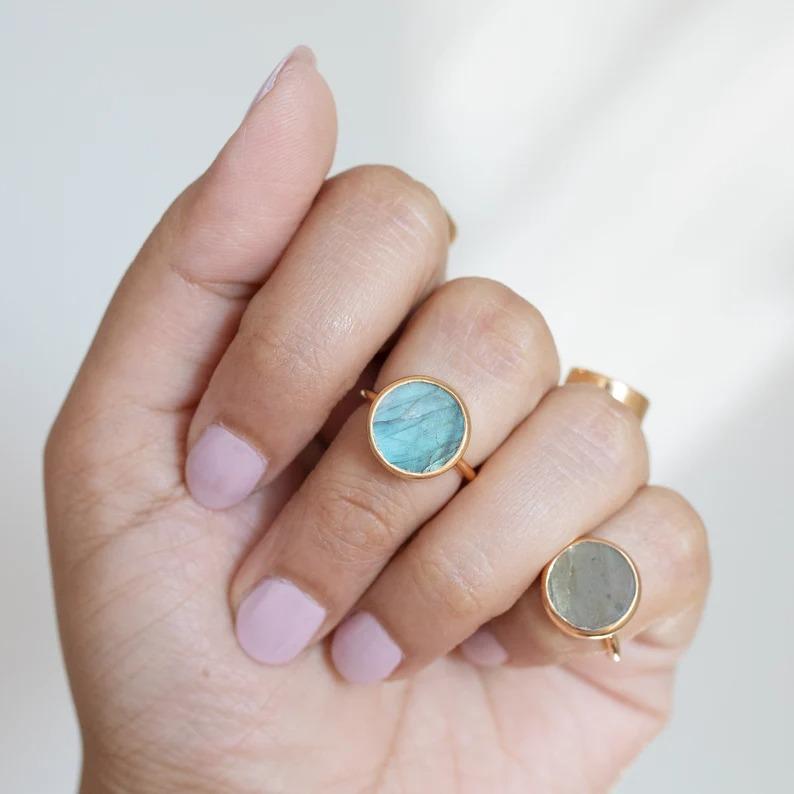 Pierścionek ze srebra próby 925, Pierścionek z okrągłym naturalnym kamieniem szlachetnym labradorytem, Pierścionek z niebieskim połyskiem, Pierścionek z różowego złota. Ręcznie robiona biżuteria, Prezent zaręczynowy, Srebrny pierścionek