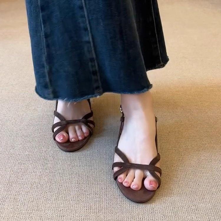 Retro hohle Sandalen mit offenen Zehen für Damen 2025 Sommer neue modische vielseitige nicht müde Fuß Keilabsatz weichsohlige Römerschuhe