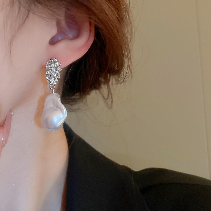 Rugged Geometry Irregular Pearl Earrings for Women Personalized Design Drop Earrings Fashion Versatile Style Zircon