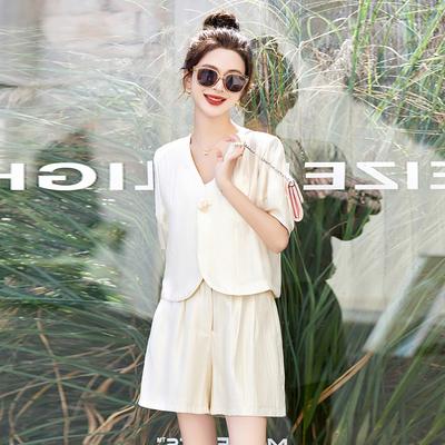 One Piece of Hair, French Fashion Salt Light and Ripe Summer Clothes, a Complete Set of V-neck Short-sleeved Shorts, a Two-piece Set for Women