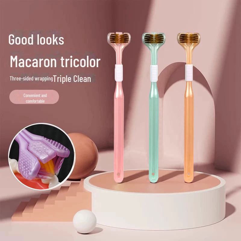 

Трехсторонняя зубная щетка 3 в 1 со скребком для языка для всей семьи. Эффективная очистка на 360° с помощью мягкой щетины.