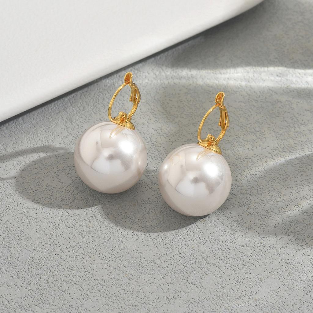 European and American style women's earrings geometric minimalist design inlaid pearl ear buckle versatile high-end earrings