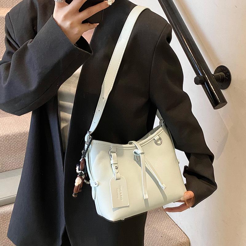 Casual soft surface large-capacity bag women's 2025 new fashion commuter shoulder bag candy color simple oblique span bag