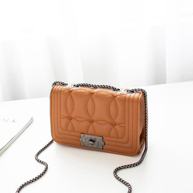 

Модная маленькая свежая женская сумка через плечо на цепочке, трендовая круглая вышитая маленькая квадратная сумка кроссбоди коричневый