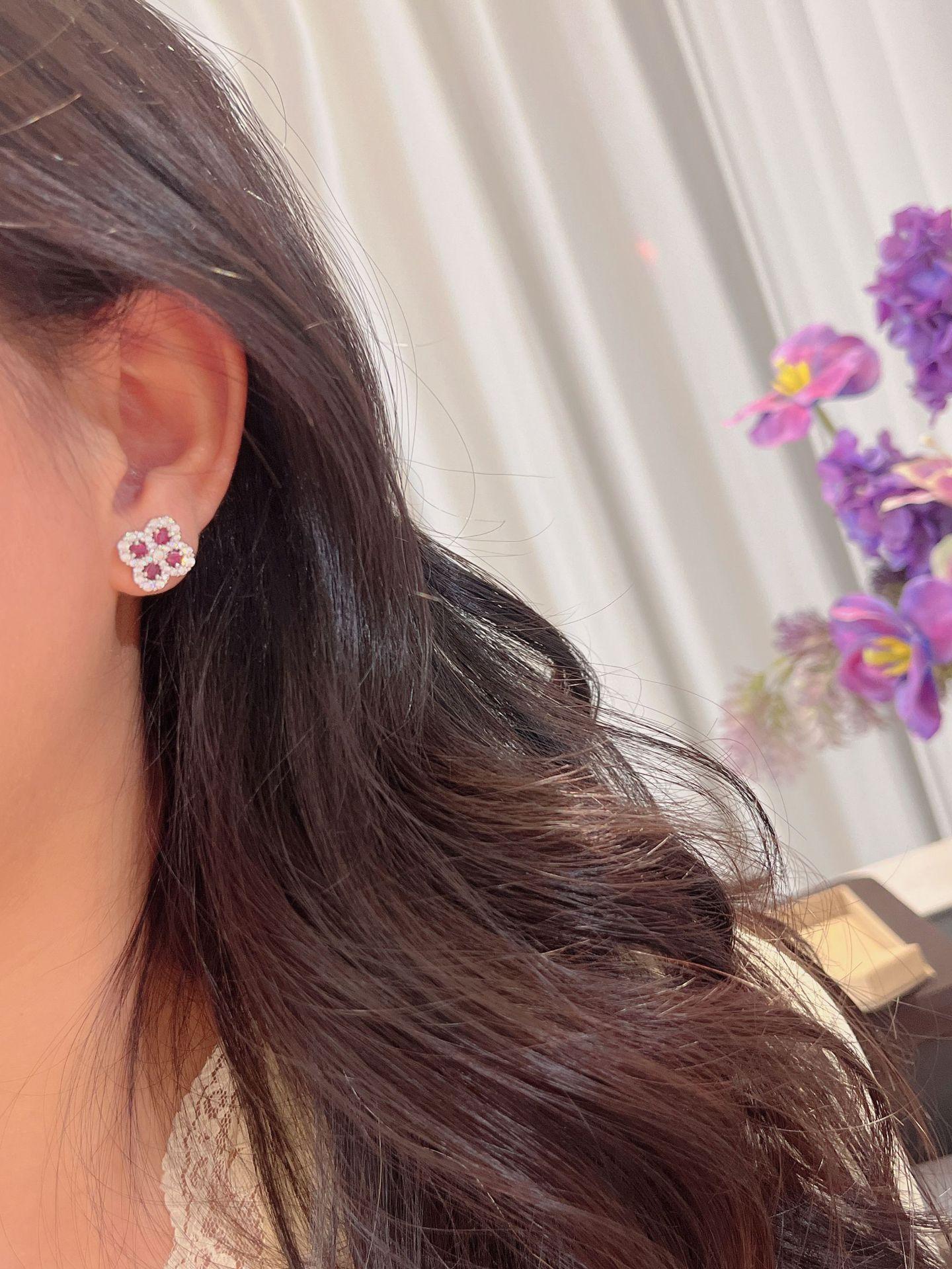 

Celebrity Style Full Of Diamonds Four-Leaf Clover Stud Earrings, Women S Light Luxury Niche Design, Advanced Sense Burst, Exquisite Small Fragrant