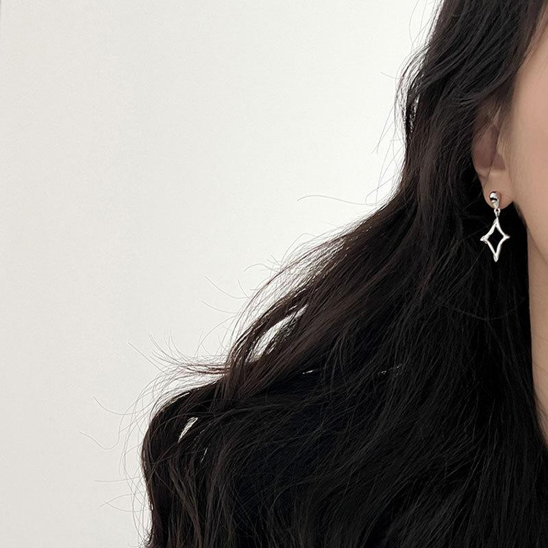 Day and Night Star Four-ray Star Earrings Everyday