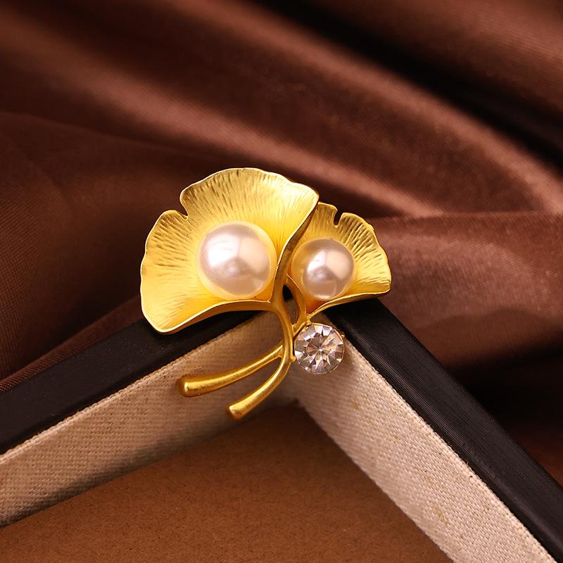New Pearl Ginkgo Leaf Brooch Women's Anti-Glow Dummy Golden Pin Decorative Jacket Suit Fixed Clothes Accessories