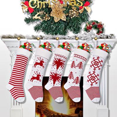 Gestrickte gestreifte Weihnachtsstrümpfe mit Glöckchen für Kinder – Feiertagsdekorationssocken im Elfen-Design