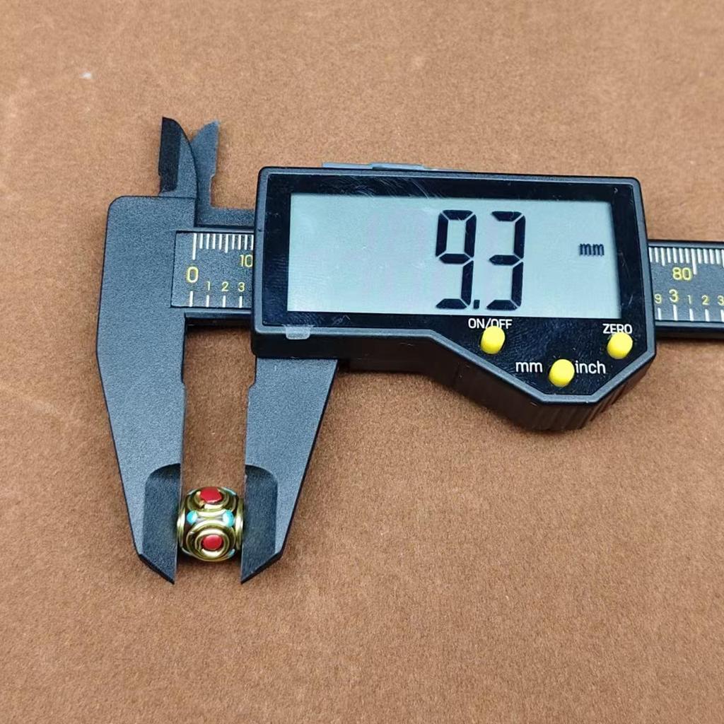 Nepalski Ręcznie Robiony Naszyjnik z Sześciosylabową Mantrą z Mosiężnymi Inkrustowanymi Koralikami