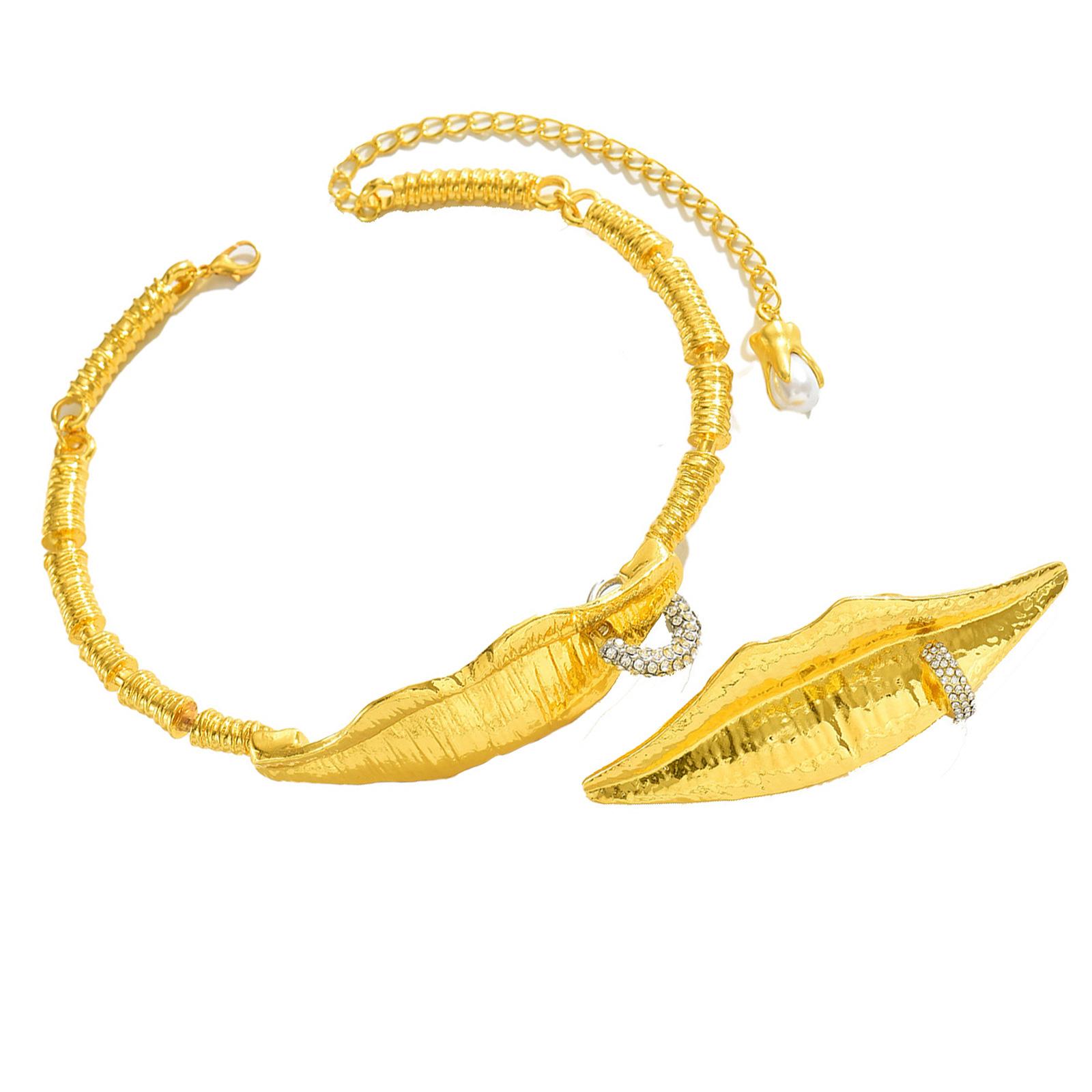 

Modern Lip Shaped Pendant Necklace With Matching Ring Sparkling Crystal Accents Durable Alloy Jewelry Set For Gift Giving