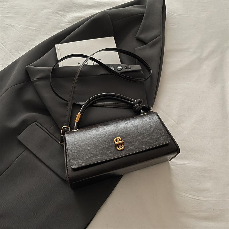 

Autumn new portable shoulder bag light luxury messenger niche high value commuter women s bag