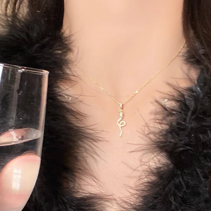 Collana a Serpente Piccolo Catena per Maglione da Donna Collana con Ciondolo Serpente Catena per Clavicola di Lusso Leggero di Nicchia Catena per Clavicola da Donna Sensazione di Alta Gamma