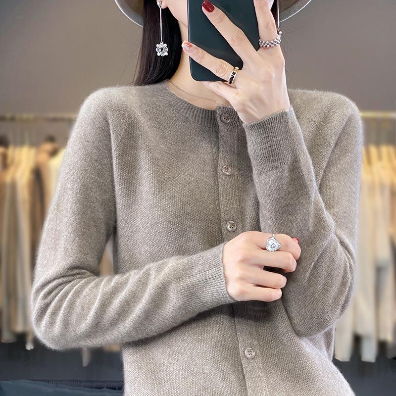 Neuer Herbst- und Winter-Rundhals-Cardigan für Damen, Langarm-Oberteil, Basisschicht, Oberbekleidung, Modischer und vielseitiger Strickpullover