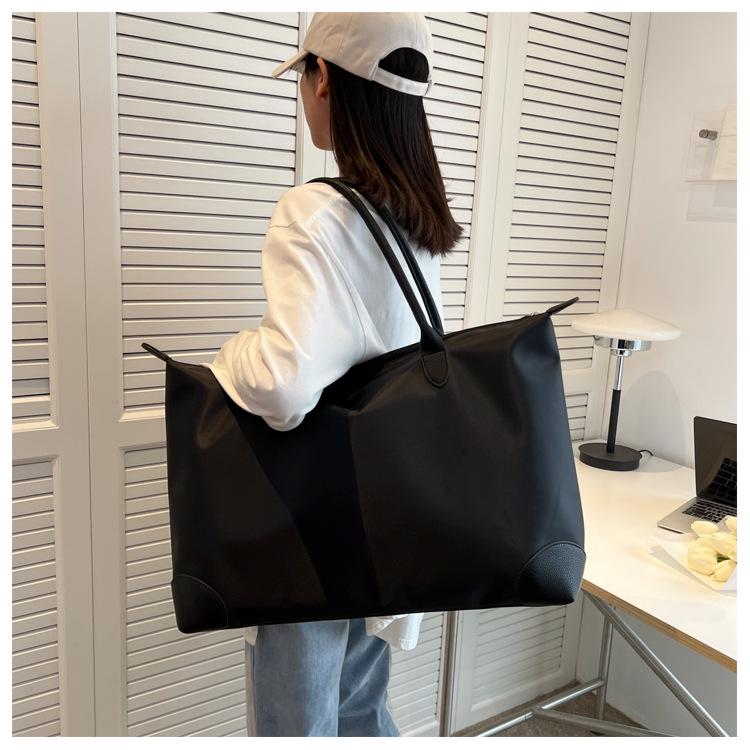 Portable Women's Yoga Fitness Bag: High-Capacity, Fashionable Tote for Travel and Sports