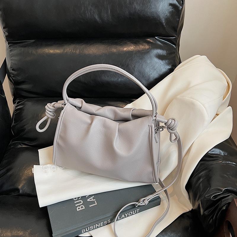 Nischdesign plisserad axelväska dam ny mångsidig litterär axelväska stor kapacitet messenger bag