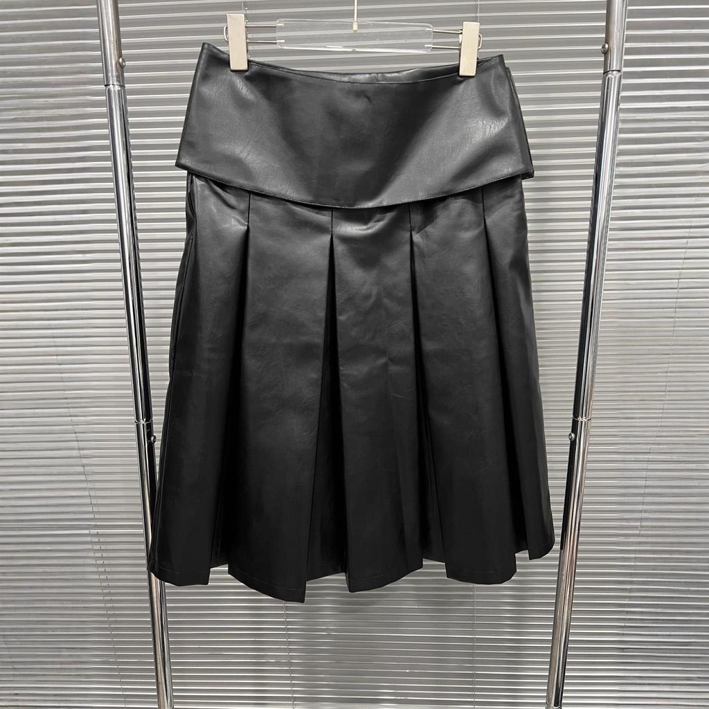 2025 A/W Black Pleated Leather Skirt with Detachable Velcro Pockets & Patchwork A-line Design