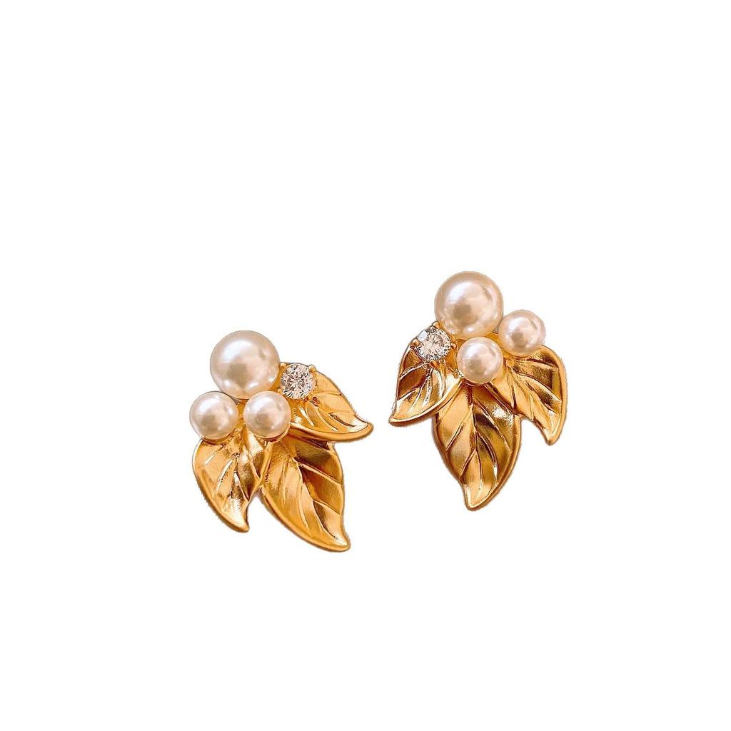 Silver Needle Pearl Leaf Stud Earrings - Elegant, Fashionable, Light Luxury, and Versatile Design for Women.