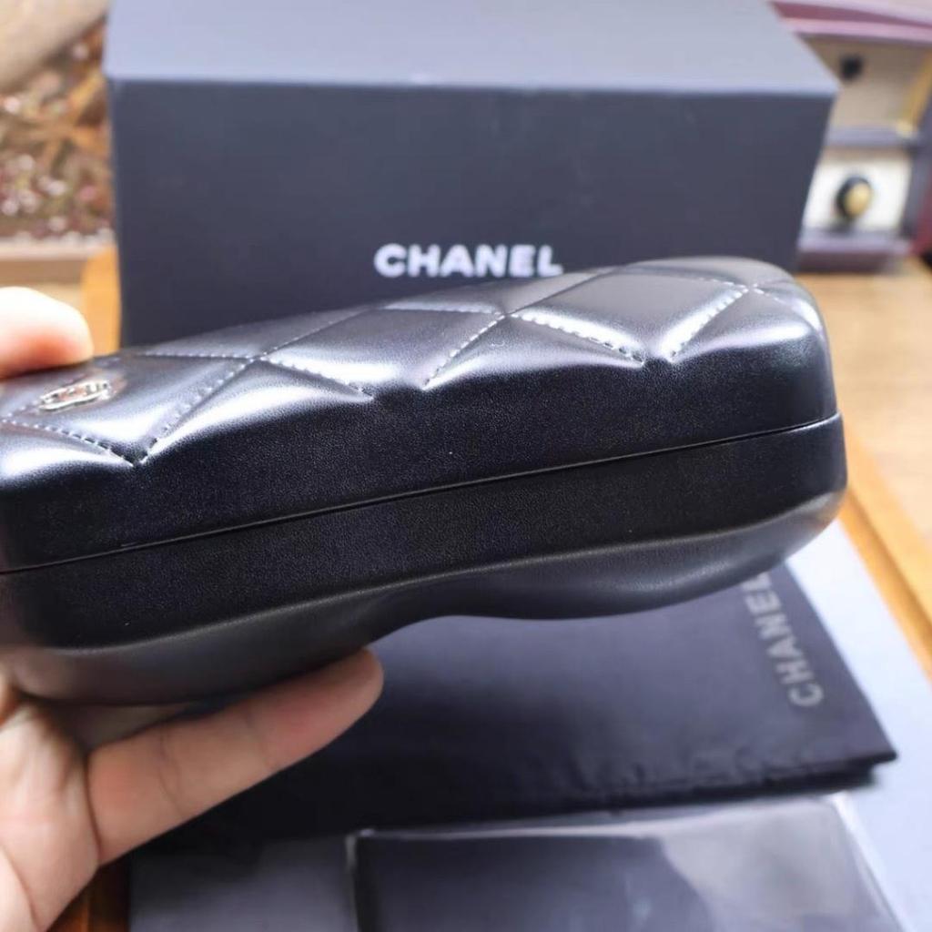 Chanel Schwarzer gesteppter PU-Leder Hartschalen-Sonnenbrillen-Etui