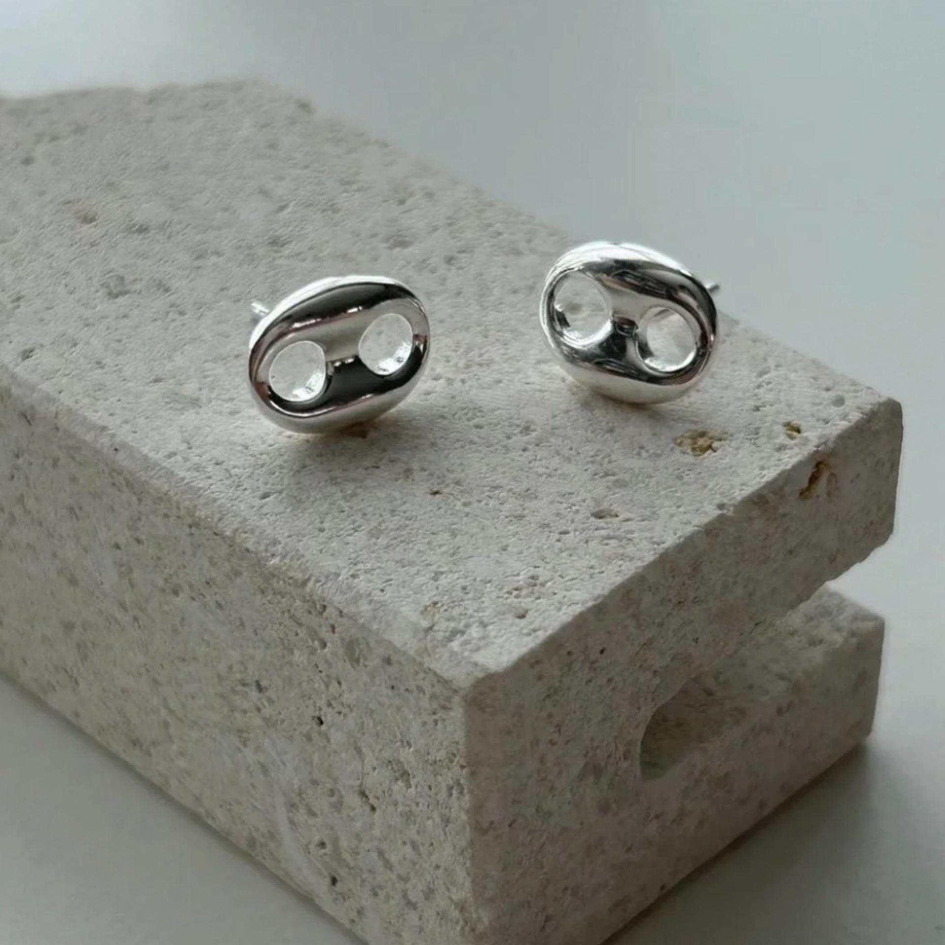 

Elegant Metal Pig Nose Stud Earrings: 2024 Hot Autumn/Winter Style for Women