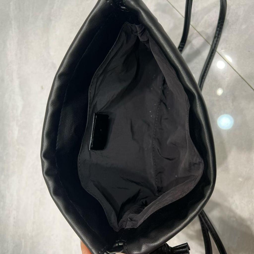 Borsa a Spalla Grande Capacità in Pelle di Mucca Intrecciata con Pochette a Coulisse 2025