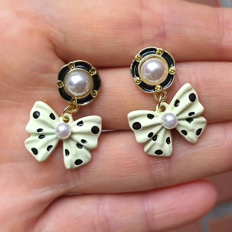 

1Pair of Elegant Black and White Polka Dot Bow Trendy Embellished Earrings, Light Imitation Pearl Stud Earrings, Suitable for Daily Wear білий