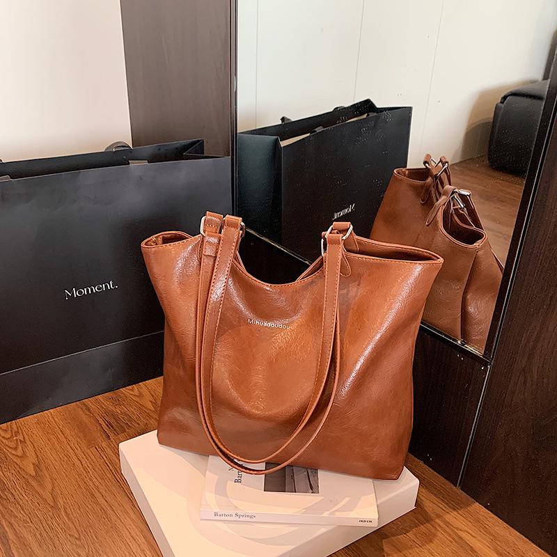 Women's Large Retro Soft Leather Tote: High-Quality, Versatile Fashion Shoulder Bag for School & Commute