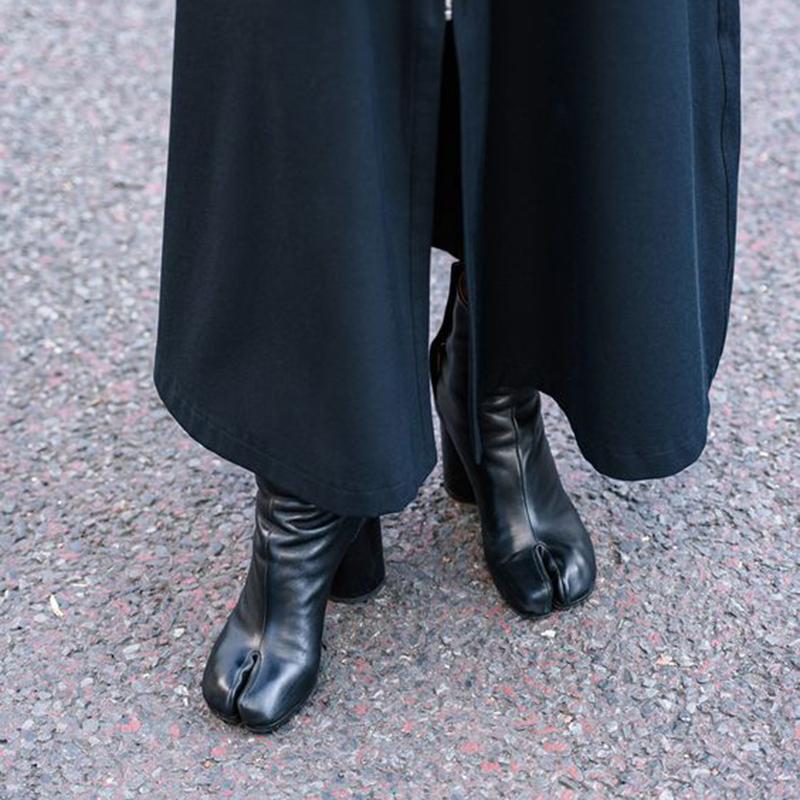 Damenmode Tabi Schuhe Echtes Leder Stiefeletten Klobige Absätze Niedrige Absätze Damenstiefel Luxusdesign Mode Zehenschuh