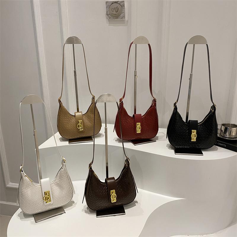 Solid color design straw pattern new spring and summer texture fashionable large capacity shoulder underarm crescent women's bag