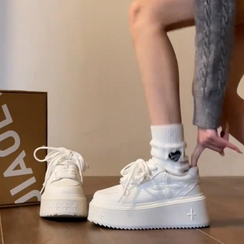 

Four-leaf platform white shoes women s 2025 spring new versatile height-increasing muffin sports and leisure board shoes ins shoes 35