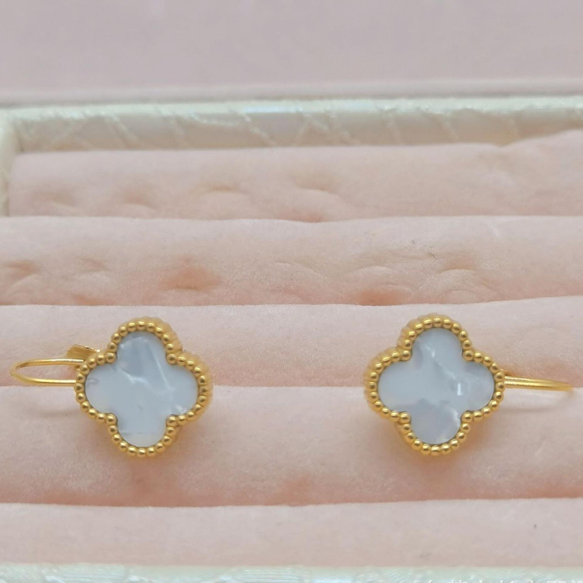 

Серьги из нержавеющей стали с четырьмя листами клевера. Роскошные серьги высокого класса с модным трендом женских сережек. белый