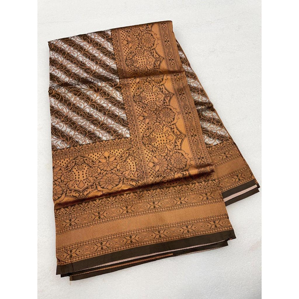 Toto krásné sárí je elegantně zdobeno nádhernou žakárovou vazbou, která dodává outfitu dokonalý vzhled.