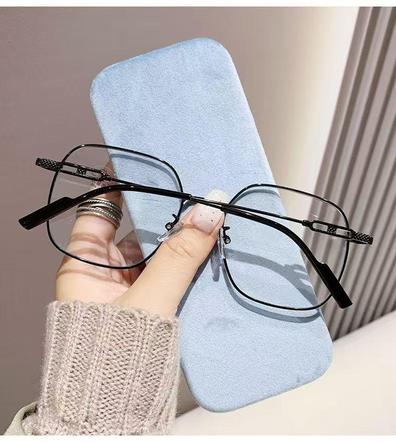 

Photochromic Anti-Blue Light Myopia Glasses – Large Frame Student Style, Internet Celebrity Look, Prescription-Compatible.