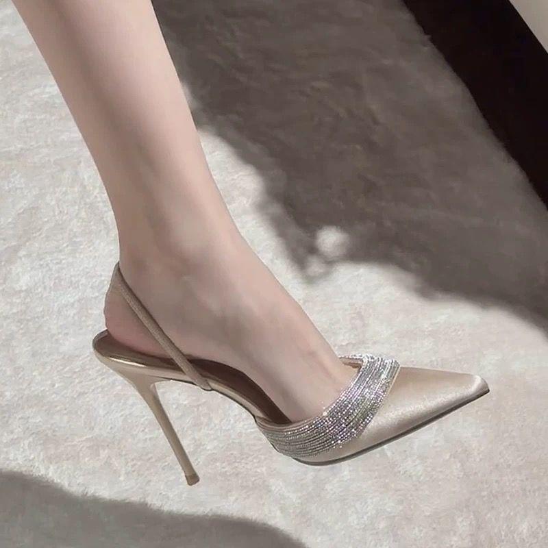 2025 Spitzschuhe Champagner Stilettoabsätze: Strass Seide Tief ausgeschnittene Einriemen-Sandalen für Damen.