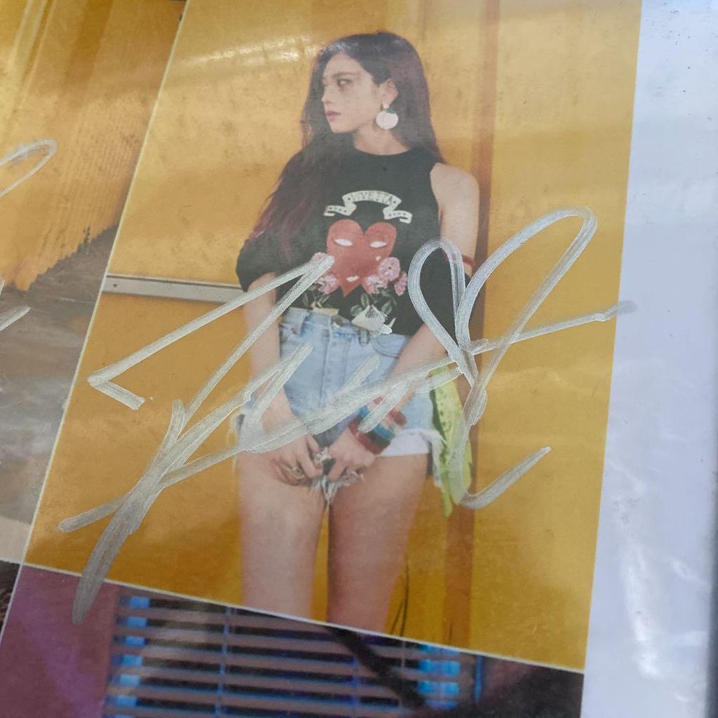 [USED] All blackpink members autographed in silver marker