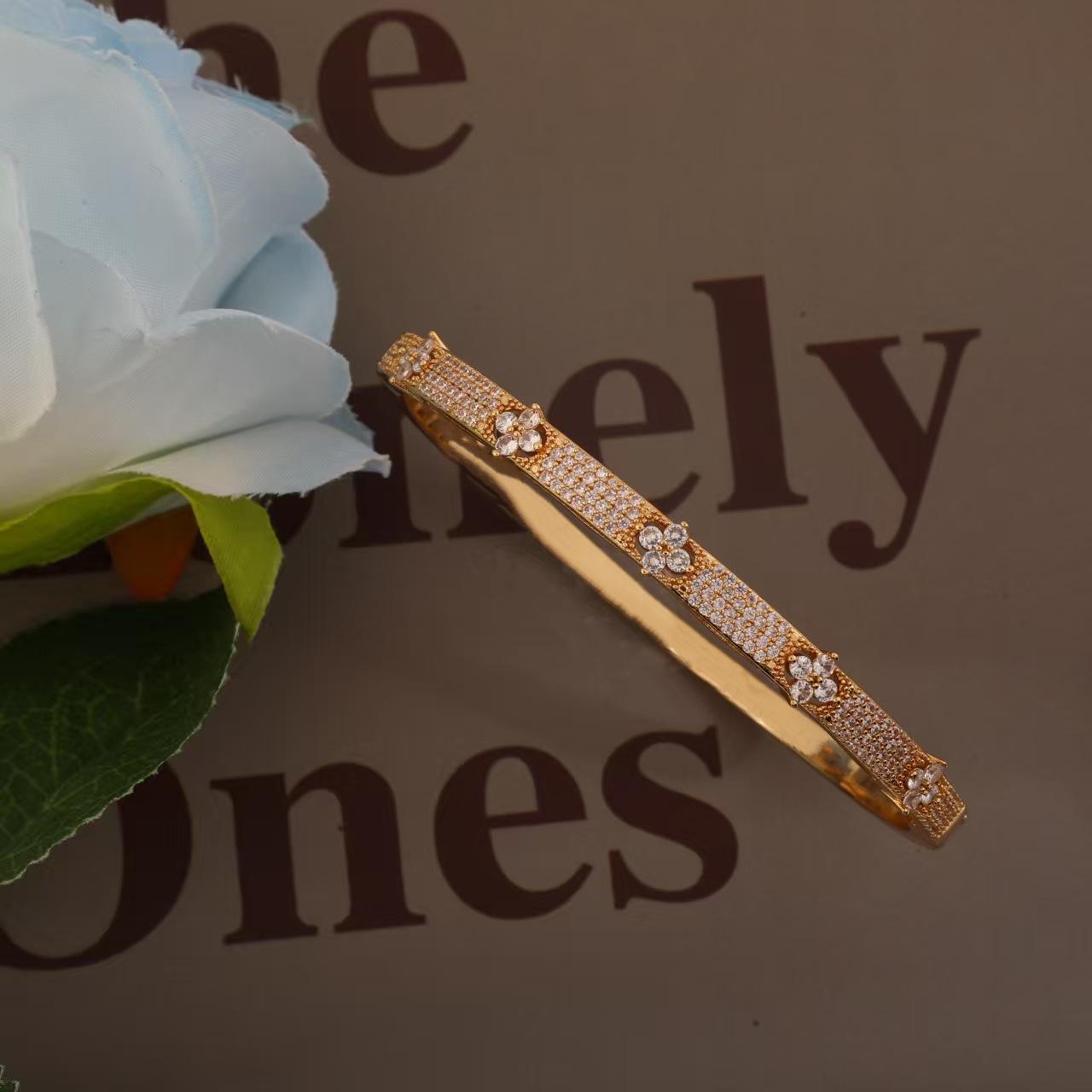 Браслет для женщин, Высококачественный, Универсальный браслет, Легкая роскошь, Браслет-гвоздь с циркониевой пряжкой 17CM