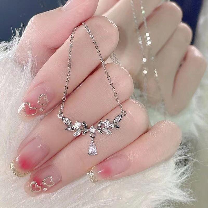 Korean Pearl Necklace: High-End Silver Clavicle Chain with Niche Design, Perfect for Light Luxury and Sweater Pendants.