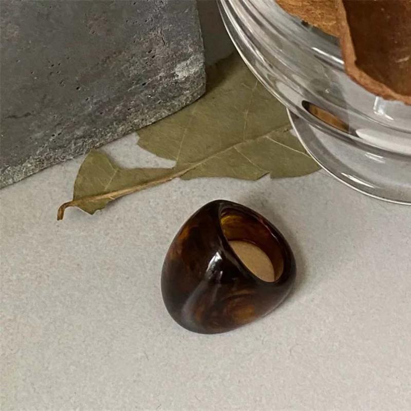 2025 New Vintage Brown Acrylic Rings for Women Exaggerated Amber Color Resin Temperament Geometric Finger Ring Punk Jewelry Gift