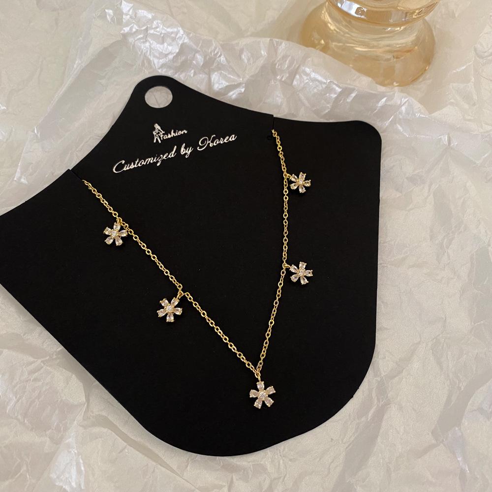 

Корейское ожерелье-чокер с цирконами из Дондэмуна: Блестящий, Вдохновленный феями, Универсальный, Позолоченная медь для женщин