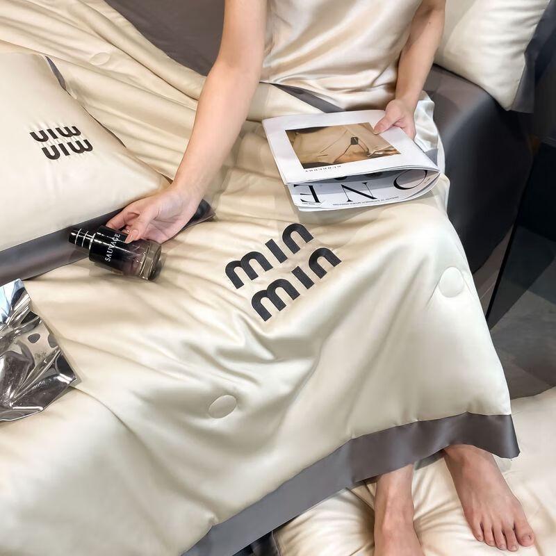 Bestickte Sommerkühlbettdecke aus Eisseide 4-teiliges Set