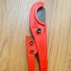 [Tagliatubi Rosso] Tagliatubi in PVC Rosso Durevole con Lama a Rilascio Rapido | Forbici Ergonomiche per Tubi in Alluminio e Plastica