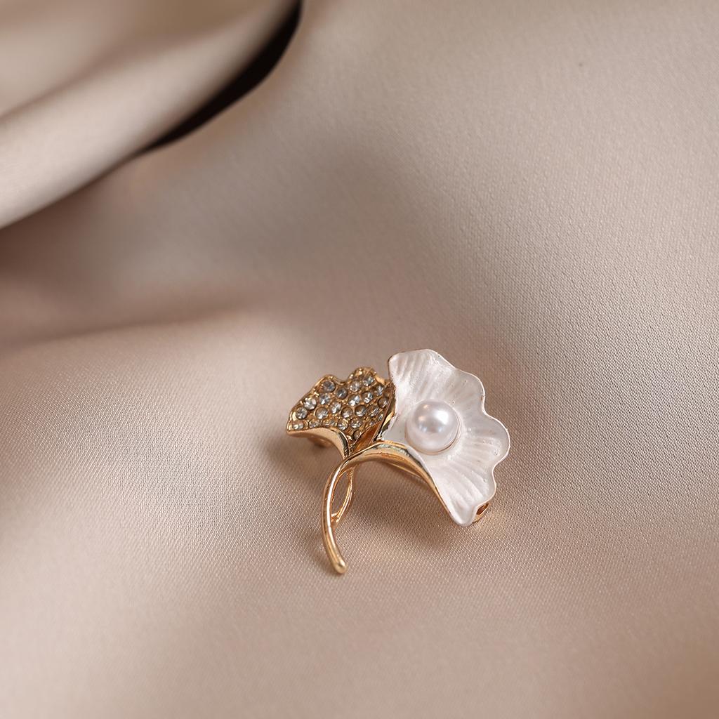 New Ginkgo Leaf Anti-glare Brooch High-end Women's Corsag Pearl Elegance Coat and Suit Pin