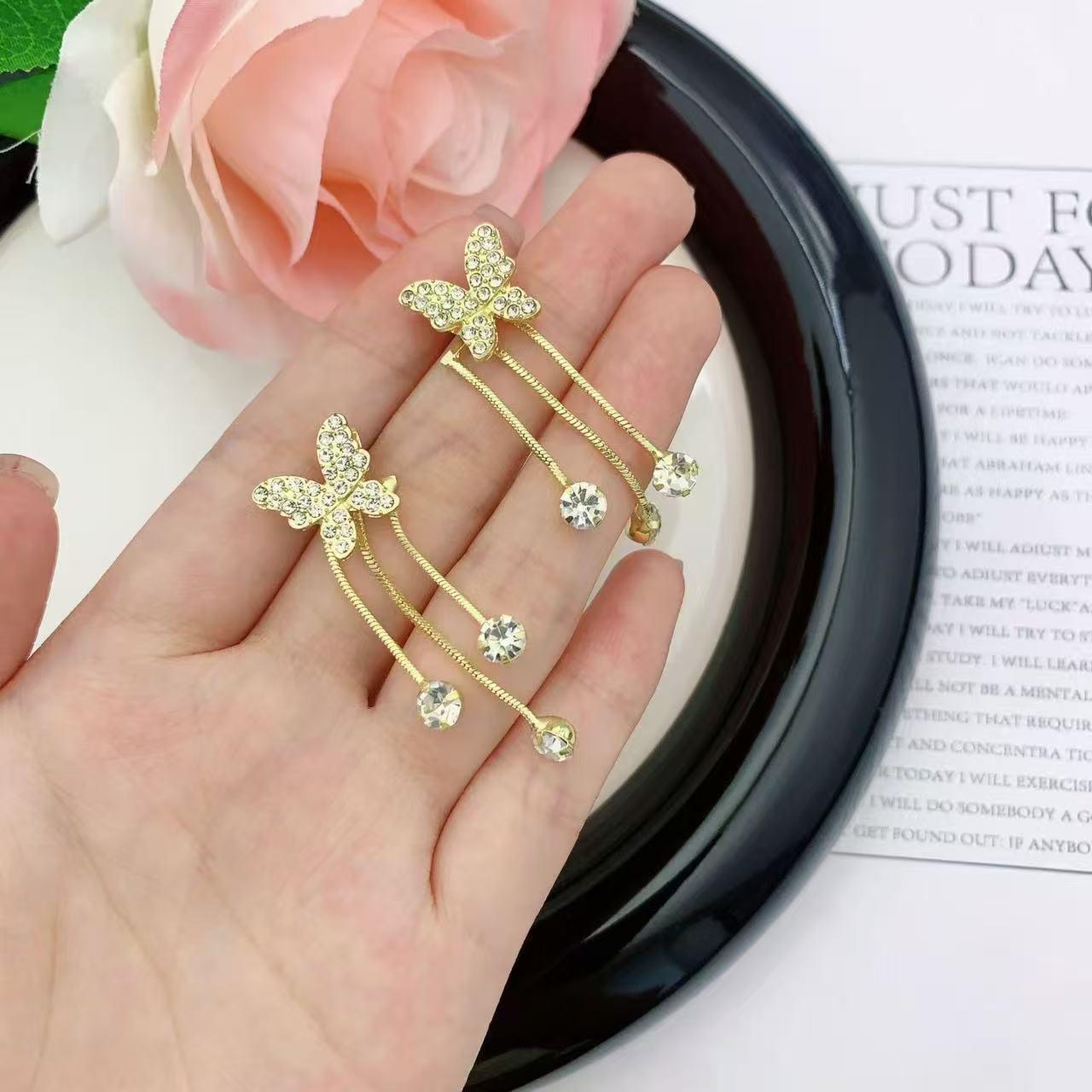 Elegant Luxury Butterfly Tassel Earrings: Fashionable, high-end, diamond-studded design for a sophisticated look. золотой