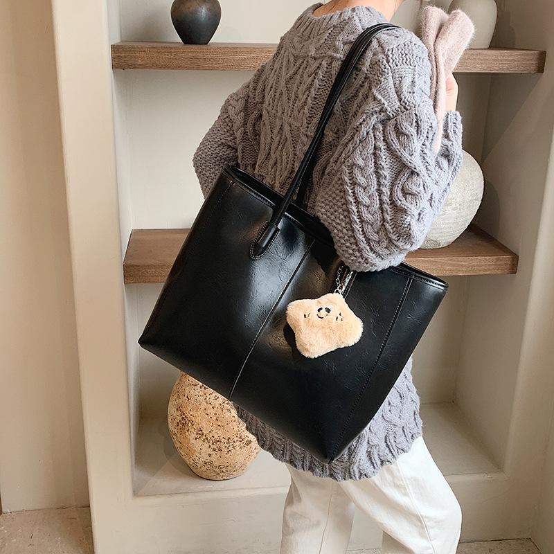 Retro large-capacity bag women's 2025 new Korean versatile simple tote bag commuting to work shoulder armpit bag